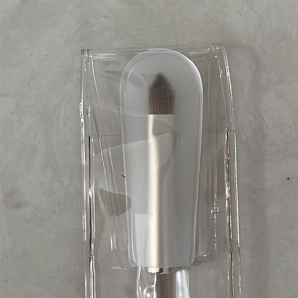 Trish McEvoy Brush The Corner Brush 61 - Picture 2 of 8